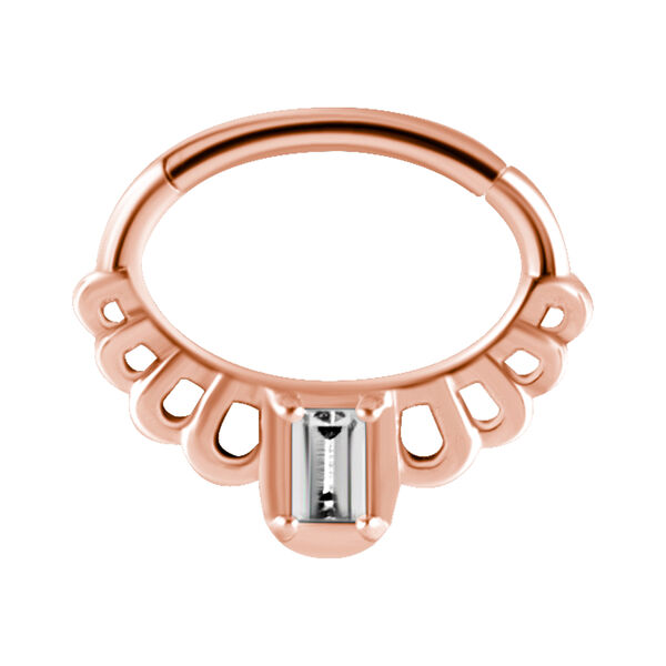 Roségoldener Hinged Princess Clicker mit Kristallverzierung auf weißem Hintergrund
