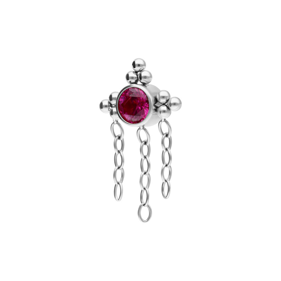 Accesorio de joyería plateado con cristal rojo y colgantes de cadena sobre fondo blanco