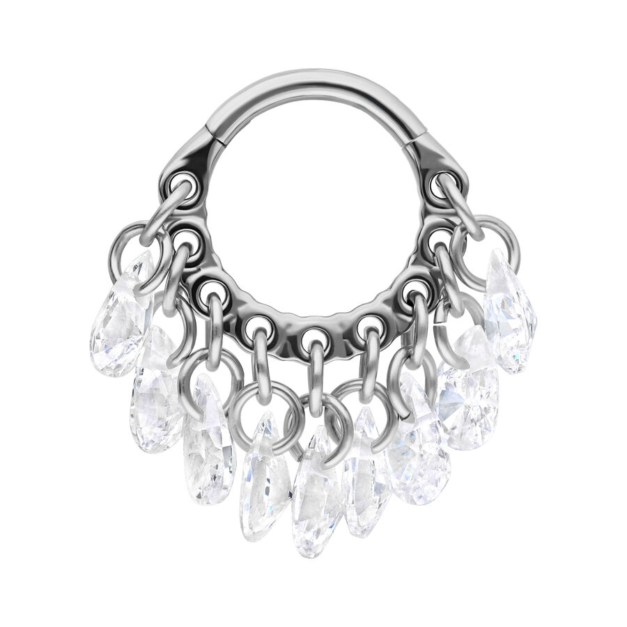 Anello incernierato in titanio argento con cristalli chiari su sfondo bianco