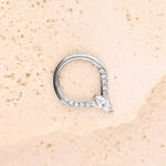 Anello piercing argento con cristalli su sfondo beige strutturato