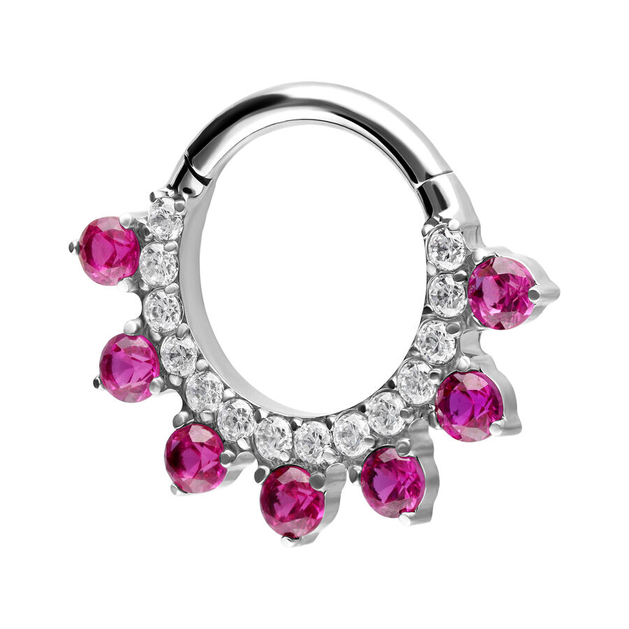 Anillo de piercing clicker plateado con cristales rojos y claros sobre fondo blanco