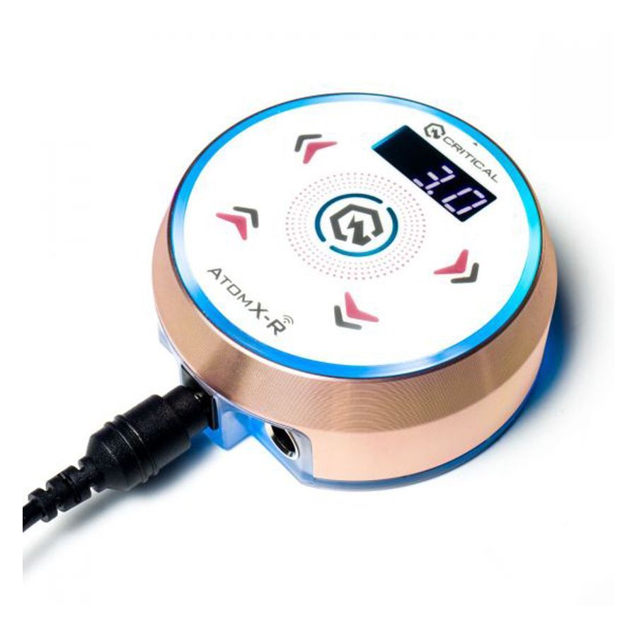 Alimentatore rotondo in roségold e bianco su sfondo bianco