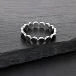 Silberner Ring aus Chirurgenstahl auf dunkler Steinoberfläche