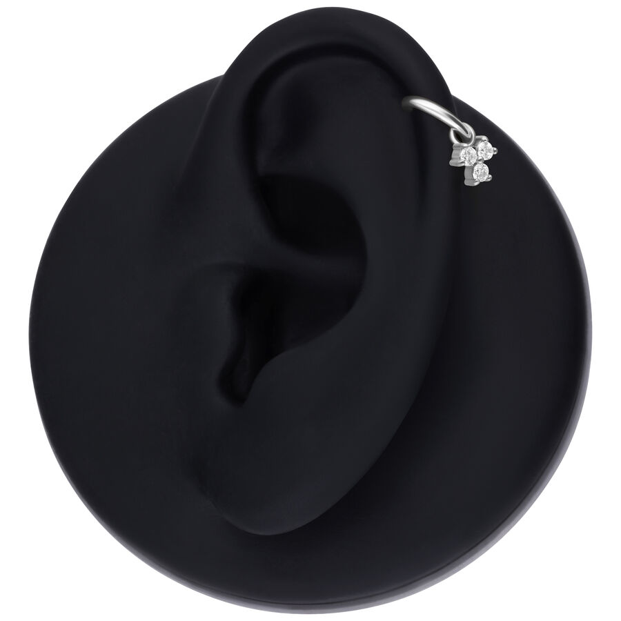 Pendente per piercing in cristallo argento su un modello di orecchio nero