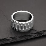 Anello d'argento con design zigrinato su ardesia nera