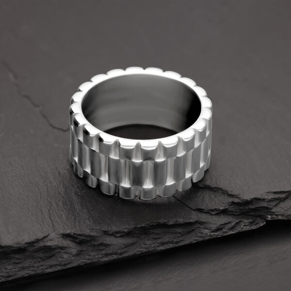 Anello d'argento con design zigrinato su ardesia nera
