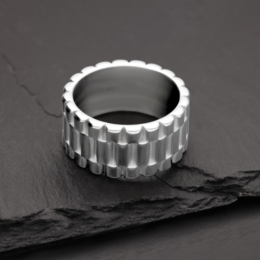 Anello d'argento con design zigrinato su ardesia nera