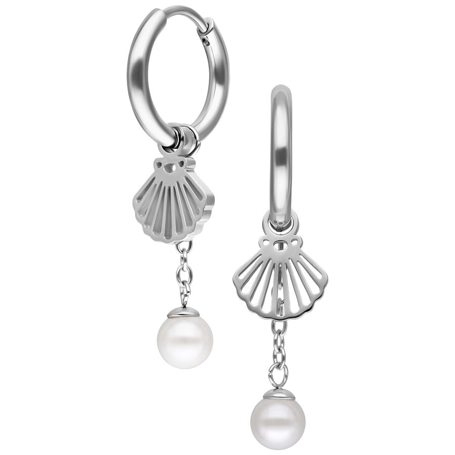 Orecchini a cerchio in argento con pendenti a conchiglia e perle bianche su sfondo bianco