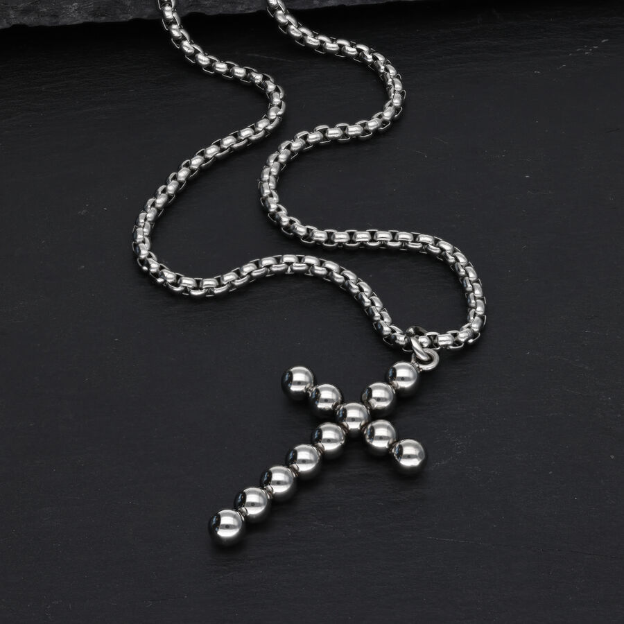 Collana a croce argento con design a sfere su sfondo nero