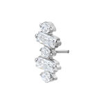 Accessorio in metallo argento con cristalli chiari su sfondo bianco