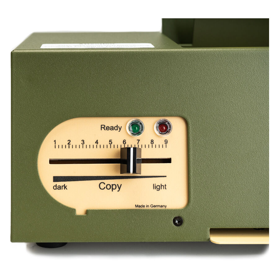Copiatore termico verde TIM con pannello di controllo e LED su sfondo chiaro