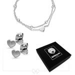 Bracciale a cuore in argento con doppia catena e orecchini a cuore accanto a una scatola regalo nera
