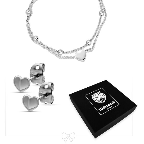 Bracciale a cuore in argento con doppia catena e orecchini a cuore accanto a una scatola regalo nera