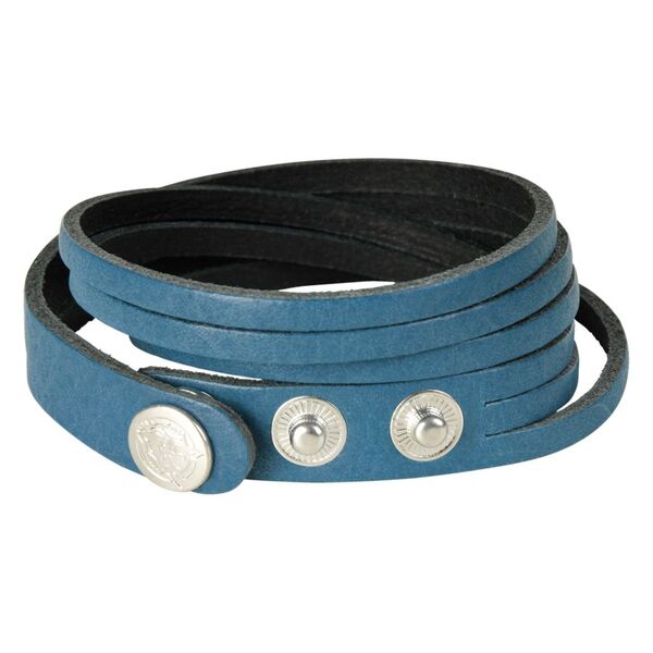 Pulsera de cuero azul con botones a presión plateados sobre fondo blanco