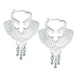 Orecchini a forma di foglia di Ginkgo in argento con chiusura a scatto su sfondo bianco