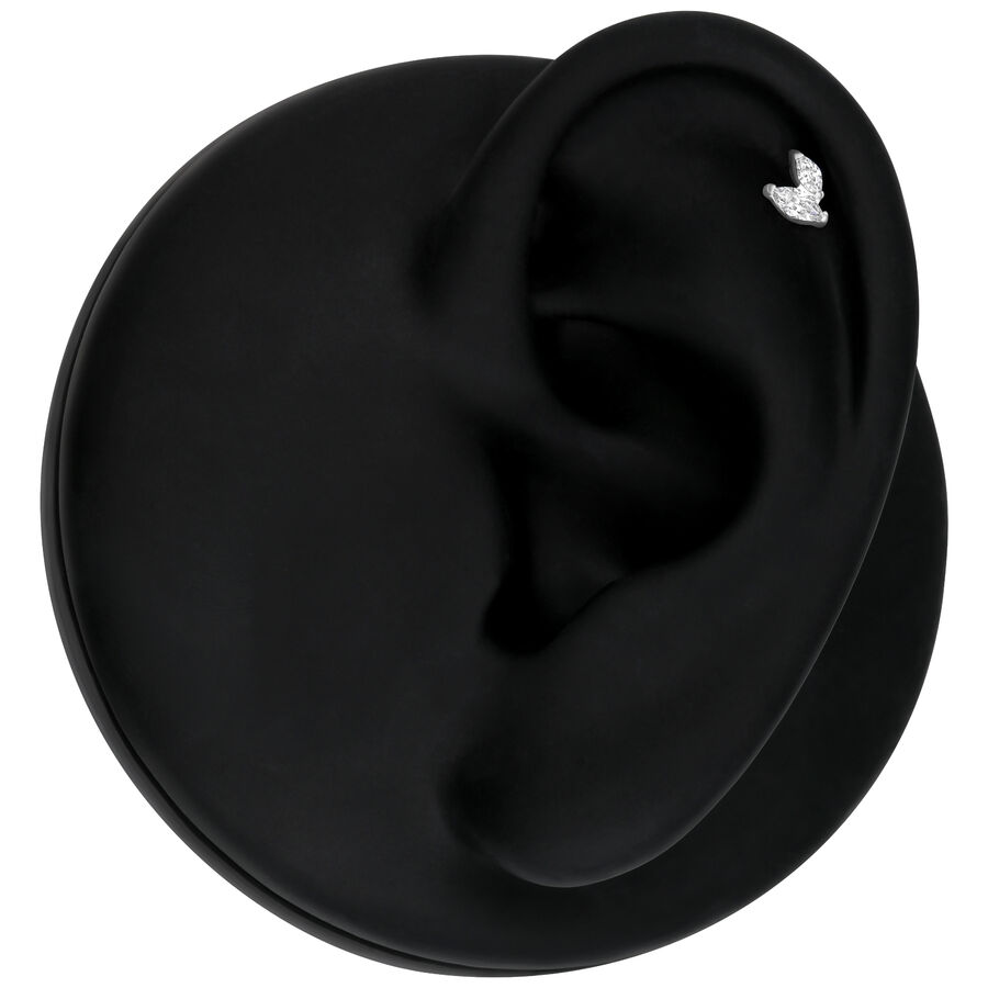 Attacco piercing color argento con cristalli chiari su sfondo nero