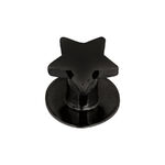Piercing de estrella negro de titanio sobre fondo blanco