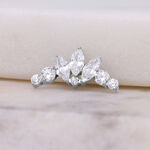 Accessorio in argento con cristalli per piercing Push Fit su sfondo chiaro