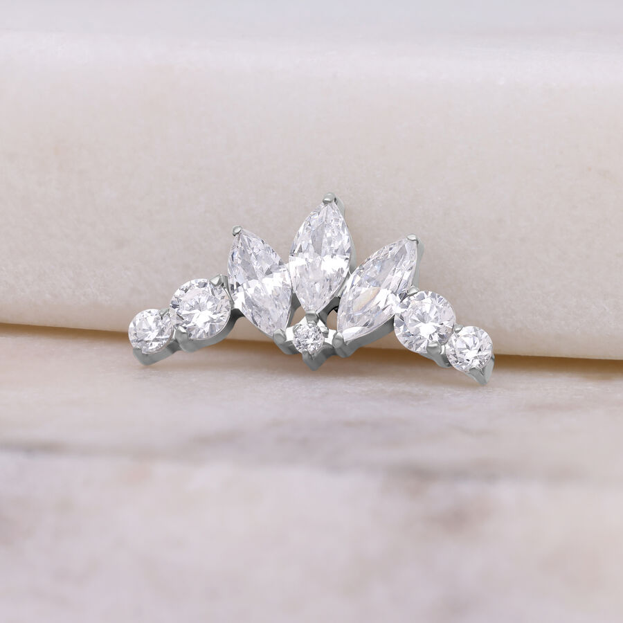 Accessorio in argento con cristalli per piercing Push Fit su sfondo chiaro