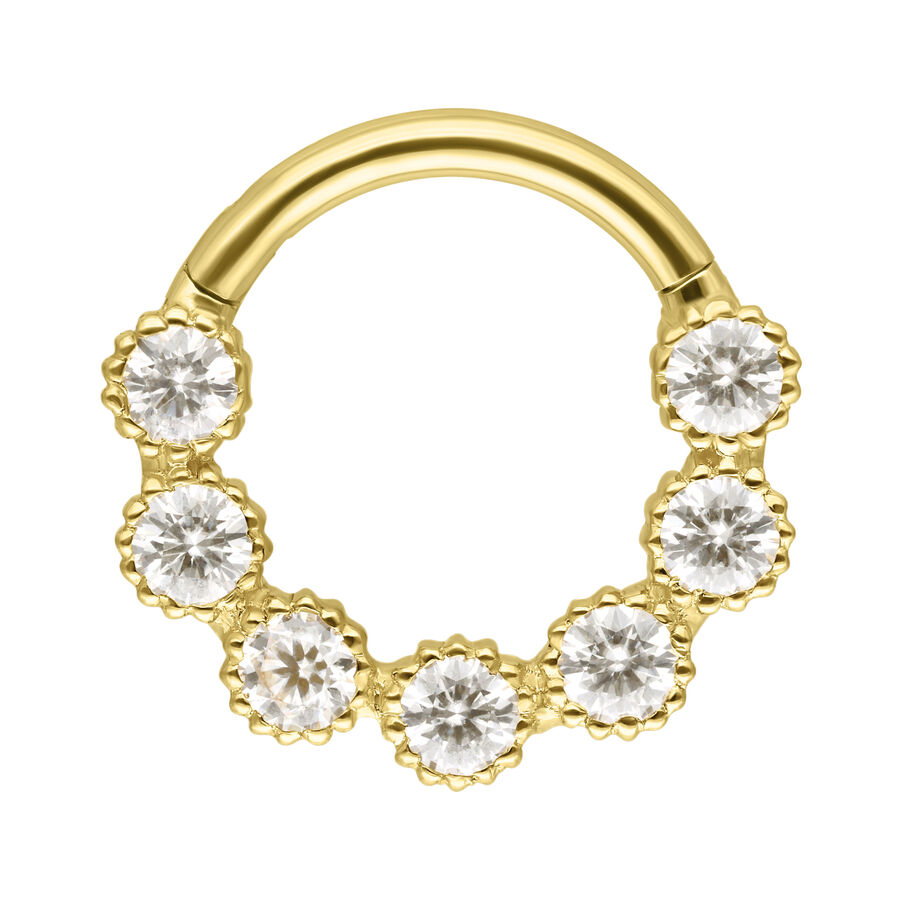 Anello da setto dorato con sette cristalli rotondi di moissanite su sfondo bianco