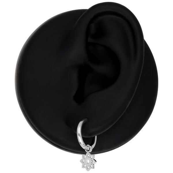 Pendientes Mini Flower de plata en modelo de oreja negra, pulido brillante