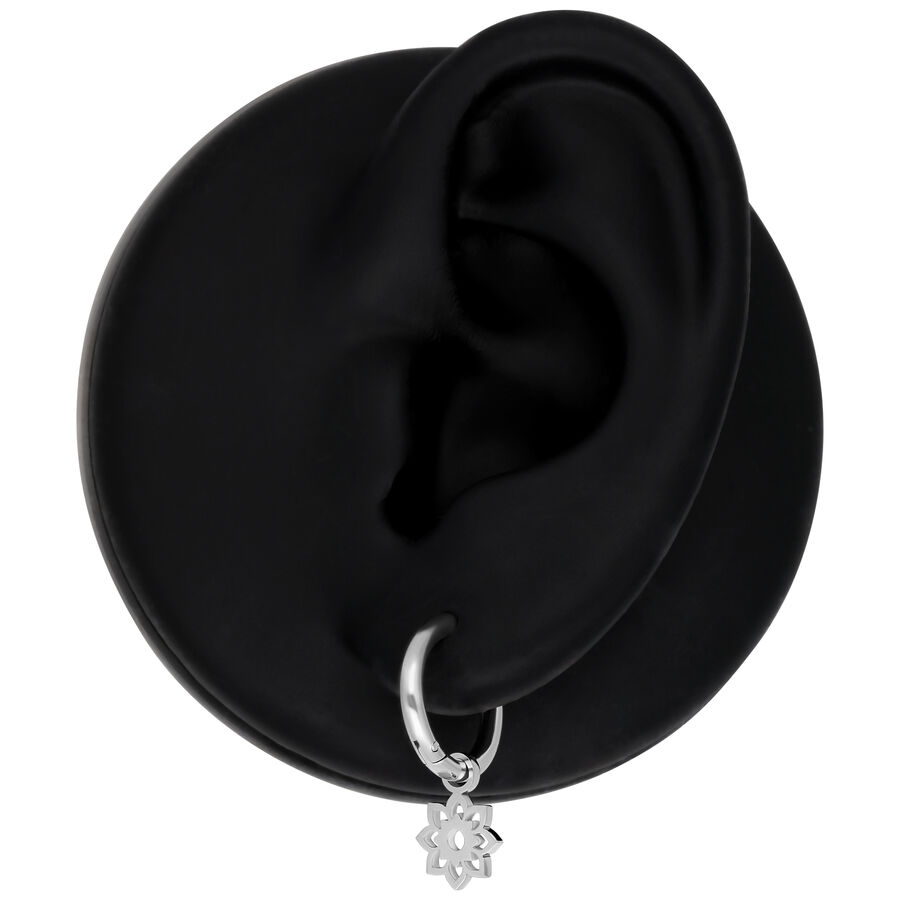 Pendientes Mini Flower de plata en modelo de oreja negra, pulido brillante