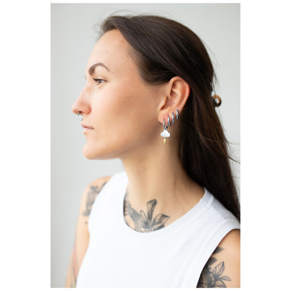 Mujer con cabello largo lleva puestos los Little Thunderstorm Hoops negros y plateados