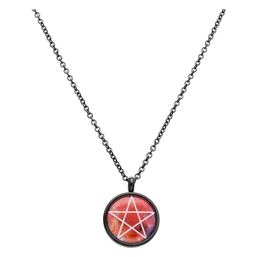 Schwarze Pentagram Kette aus Chirurgenstahl mit rotem Anhänger auf weißem Hintergrund