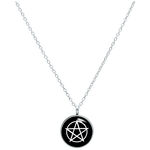 Collana argentata con ciondolo pentagramma nero su sfondo bianco
