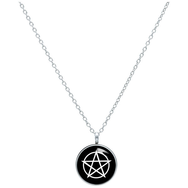 Collana argentata con ciondolo pentagramma nero su sfondo bianco