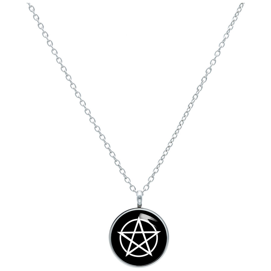 Collana argentata con ciondolo pentagramma nero su sfondo bianco