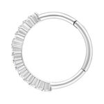 Anello piercing in argento con cristalli chiari su sfondo bianco