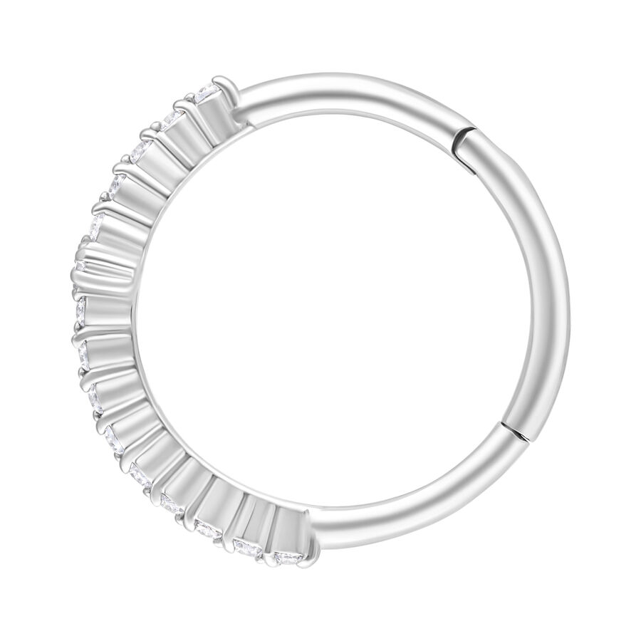 Anello piercing in argento con cristalli chiari su sfondo bianco