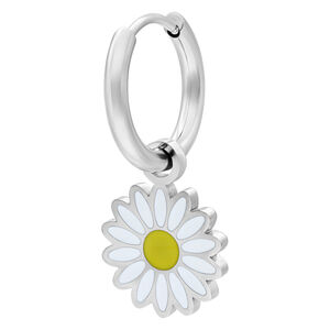 Silberne Little Daisy Hoops Ohrringe Silberne Ohrringe mit Gänseblümchen-Anhänger auf weißem Hintergrund