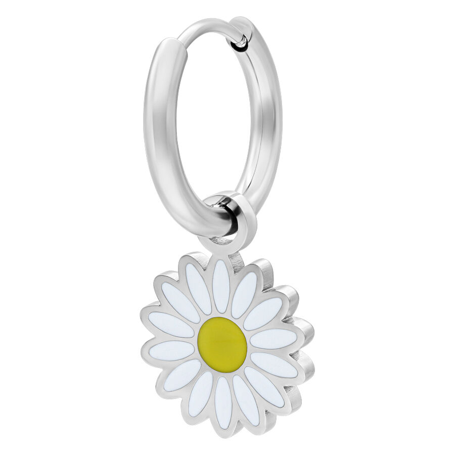 Aros de plata con colgante de margarita sobre fondo blanco