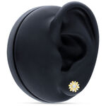 Aplique de oro en forma de girasol con cristal claro en modelo de oreja negra