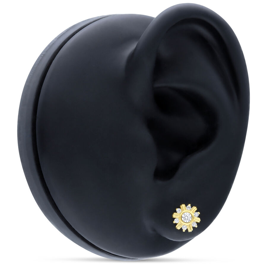 Aplique de oro en forma de girasol con cristal claro en modelo de oreja negra