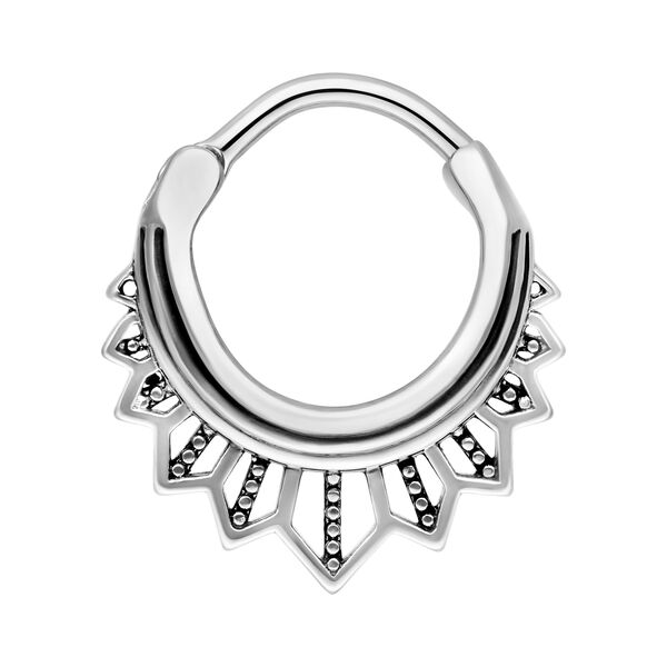 Septum Clicker de plata con detalles decorativos sobre fondo blanco