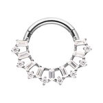 Clicker in argento con cristalli a forma di baguette su sfondo bianco