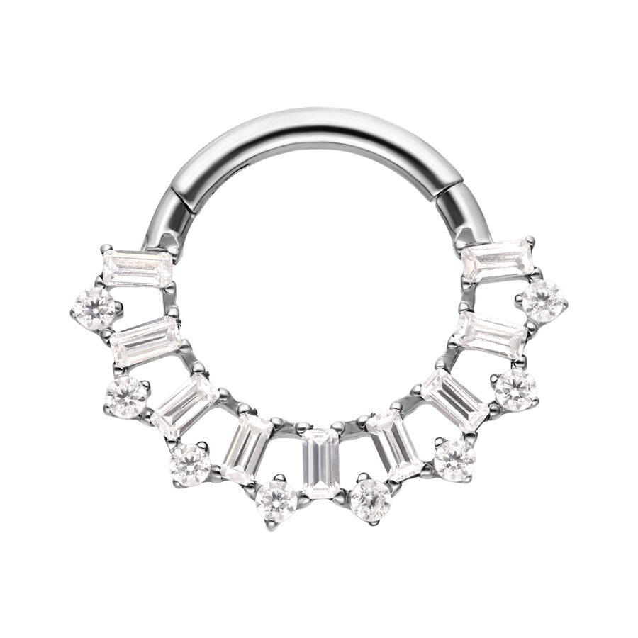 Clicker in argento con cristalli a forma di baguette su sfondo bianco