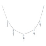 Collana in argento con ciondoli a forma di fulmine su sfondo bianco