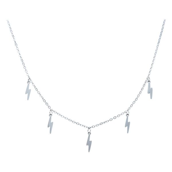 Cadena de plata con colgantes de rayos sobre fondo blanco