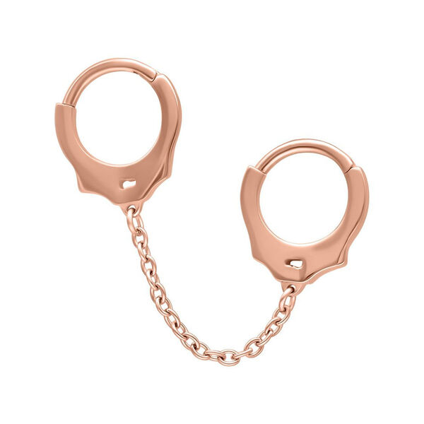 Helix-Piercing in Roségold mit kurzer Kette auf weißem Hintergrund