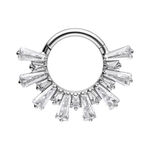 Clicker per setto argento in titanio con cristalli scintillanti su sfondo bianco