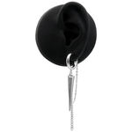 Silberne Dreiecks-Ohrstecker an schwarzem Ohrmodell mit Kette
