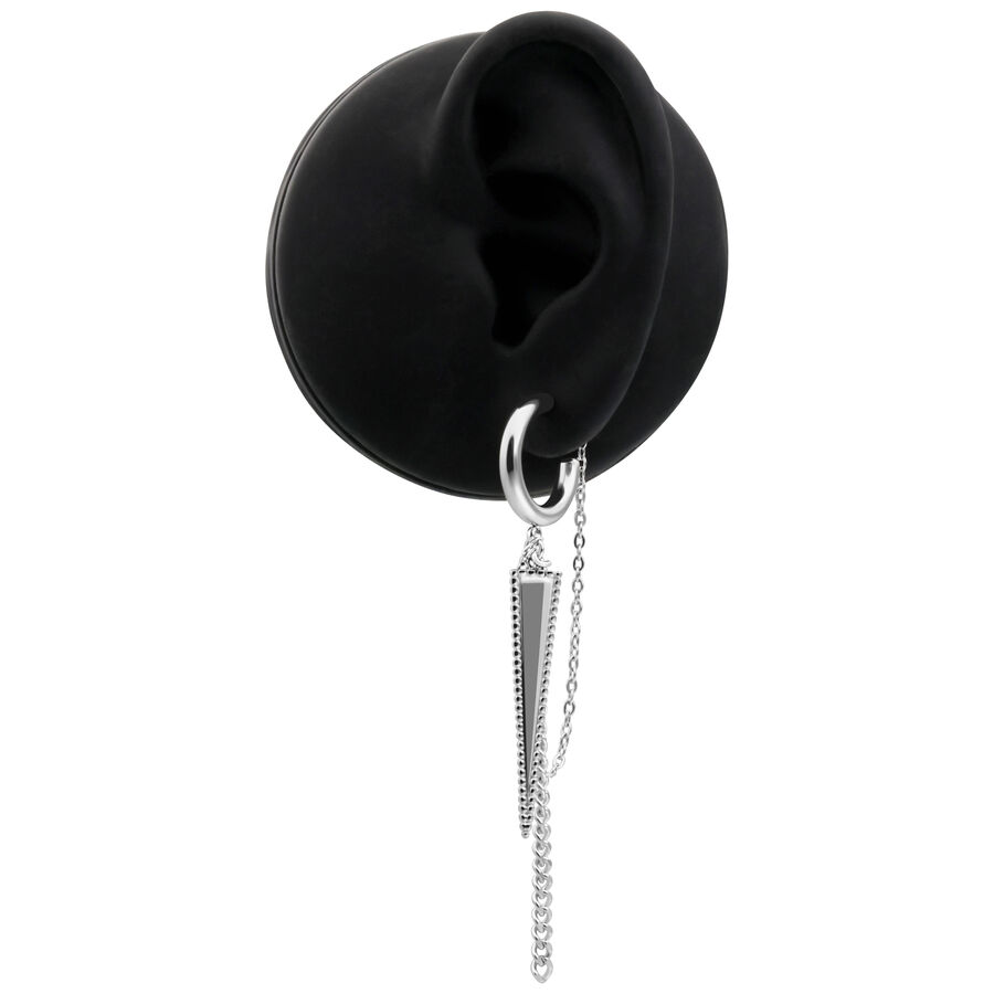 Silberne Dreiecks-Ohrstecker an schwarzem Ohrmodell mit Kette