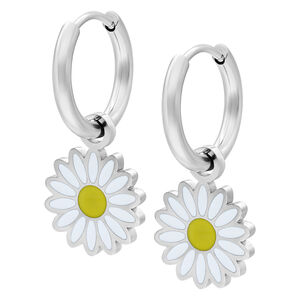 Little Daisy Hoops aus Edelstahl, Silber Silberne Ohrringe mit Gänseblümchen-Anhänger auf weißem Hintergrund