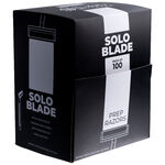 Schwarze Packung mit Solo Blade Rasierern, 100 Stück, auf weißem Hintergrund
