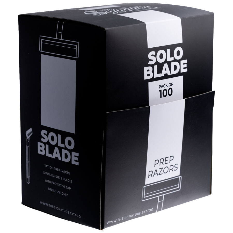 Schwarze Packung mit Solo Blade Rasierern, 100 Stück, auf weißem Hintergrund