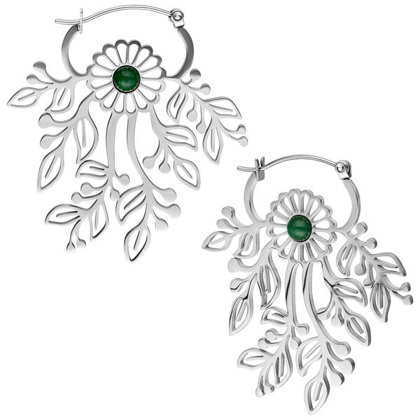 Due orecchini in argento con motivo a foglia filigranato e pietra verde su sfondo bianco